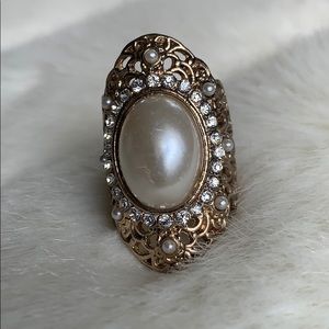 Gold ring with pearl and rhinestone design